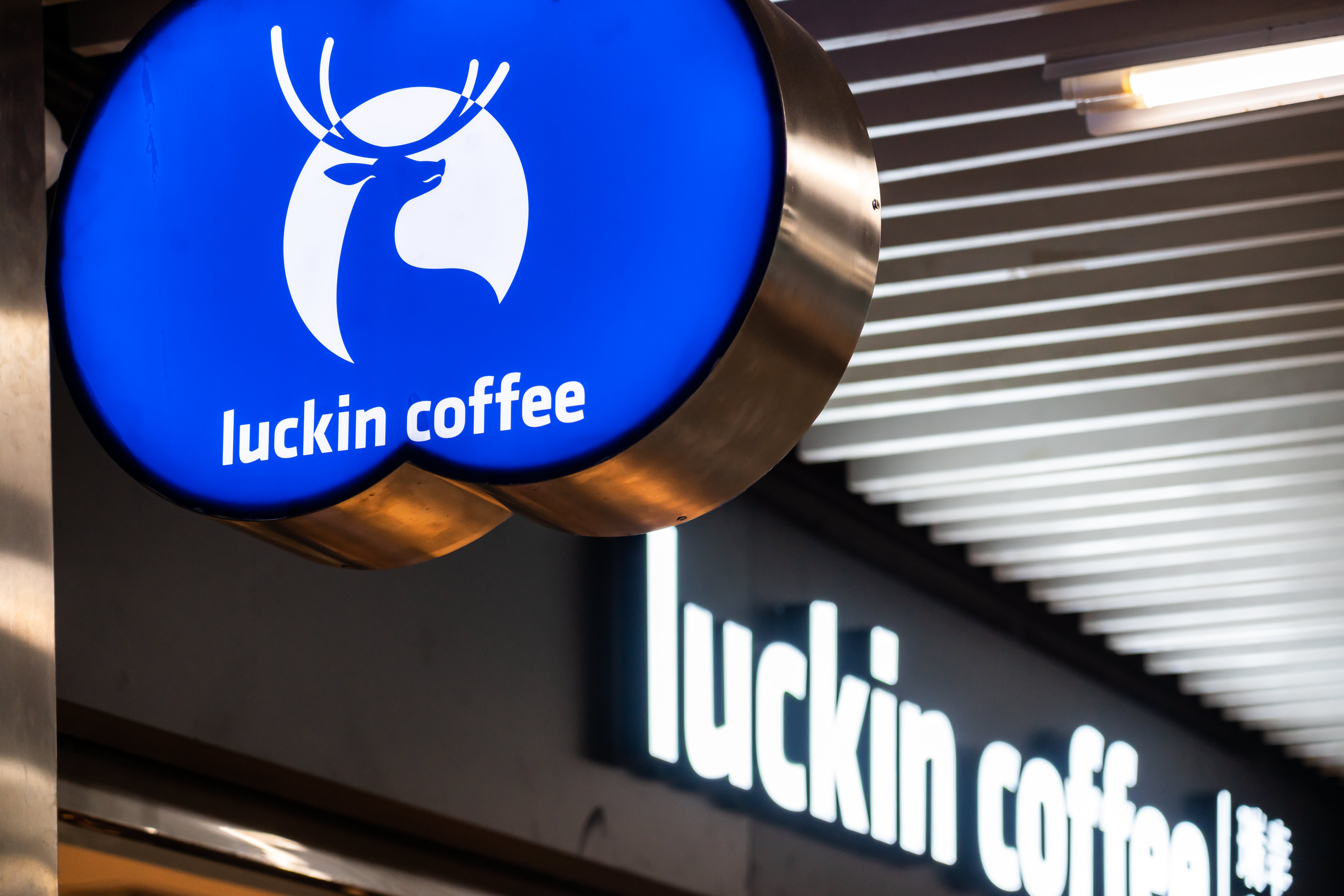 Jak společnost Luckin Coffee předběhla Starbucks a stala se největším